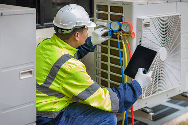 Professional Hvac technician working in Mulberry, FL